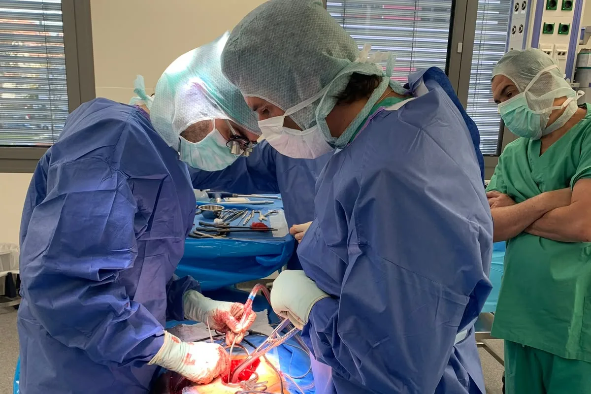 Dr. Guilherme Gontijo paramentado em treinamento de cirurgia da coluna na Aesculap, na Alemanha