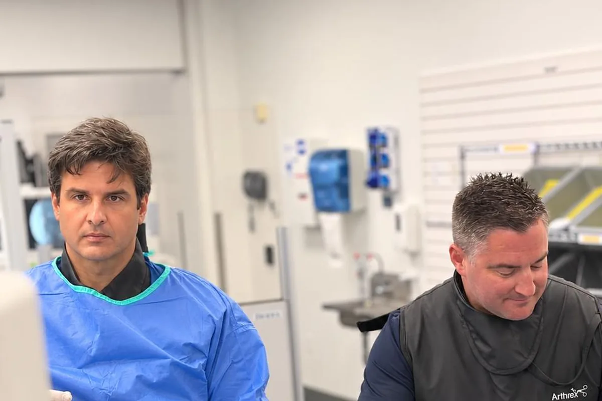 Dr. Guilherme Gontijo paramentado no centro cirúrgico antes de uma cirurgia endoscópica da coluna