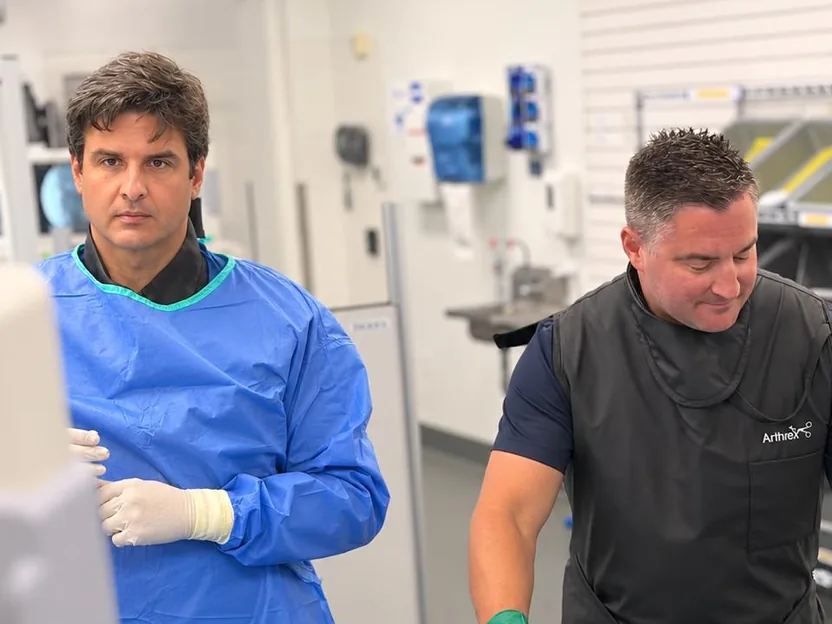 Dr. Guilherme Gontijo paramentado antes de uma cirurgia da coluna no centro cirúrgico