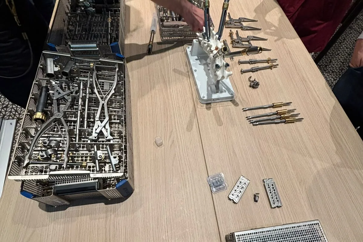 Mesa com instrumental cirúrgico de coluna organizado para procedimento