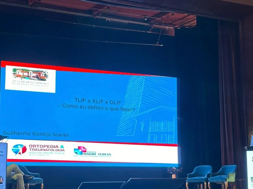Dr. Guilherme Gontijo palestrando no Congresso Mineiro de Ortopedia e Traumatologia, em Araxá, em 2024
