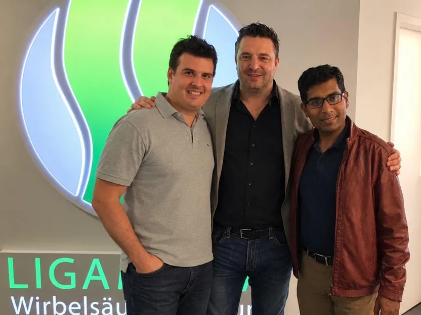 Dr. Guilherme Gontijo com colegas no centro de cirurgia endoscópica da coluna em Frankfurt, em 2017