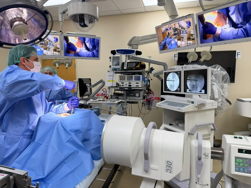 Sala de treinamento cirúrgico com navegação por imagem no laboratório da Medtronic, no Texas