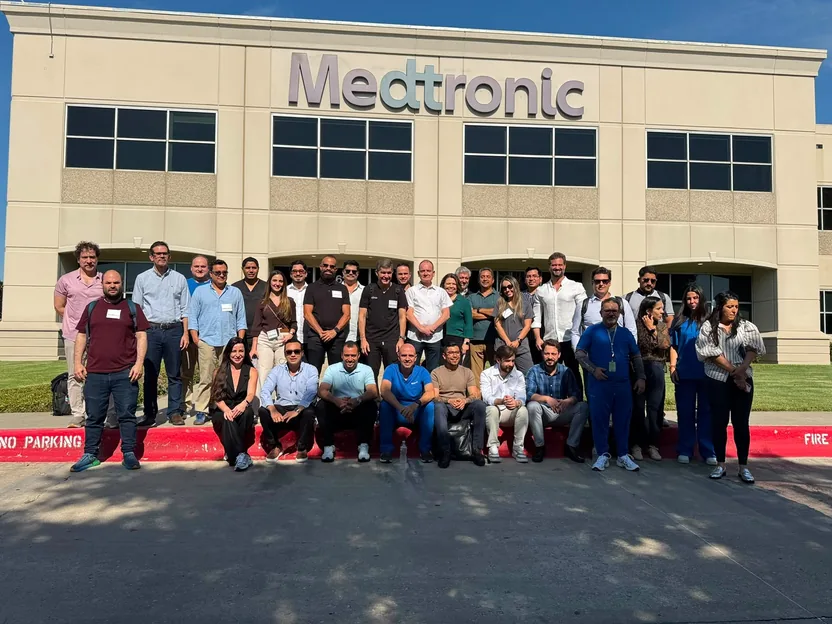 Dr. Guilherme Gontijo com a turma de cirurgiões no laboratório da Medtronic, no Texas, em 2026